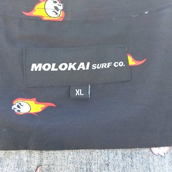 NWT Molokai Surf Co. Men's XL Flaming Skulls Button Down Shirt - Picture 5 of 6